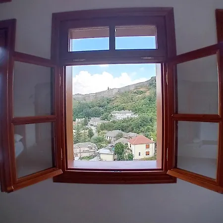 House H בית הארחה Gjirokastër