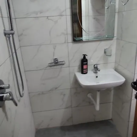House H 게스트하우스 Gjirokastër