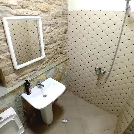 House H Guest house *