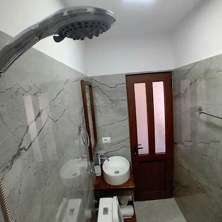 House H 게스트하우스 Gjirokastër